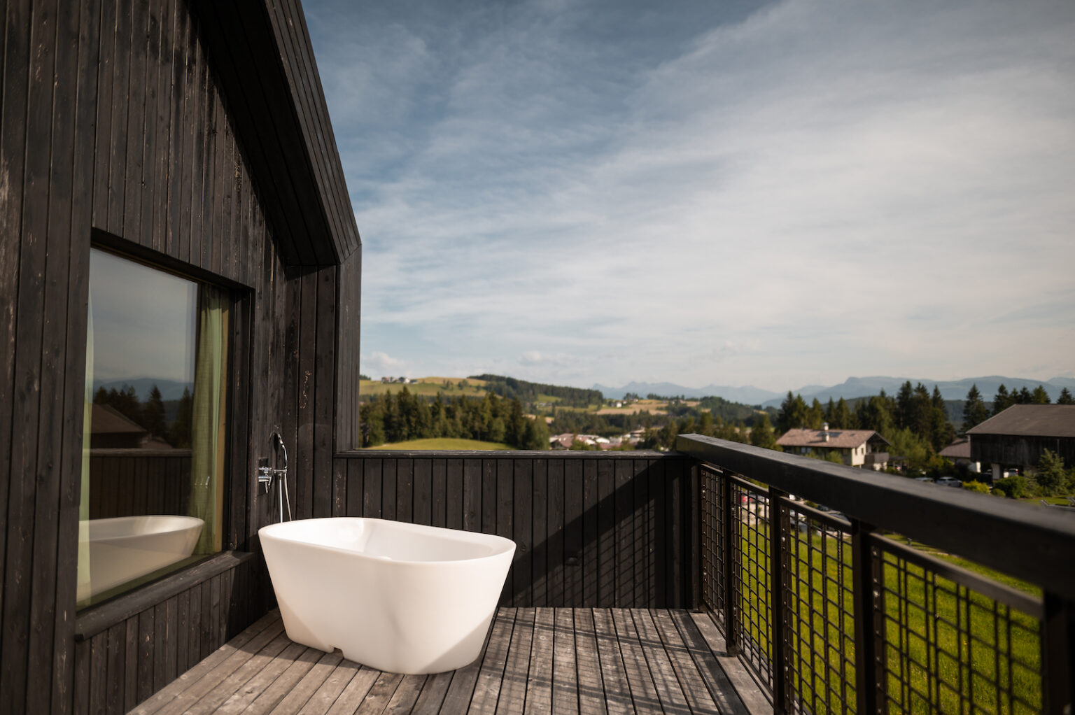 Select Green Hotels Green Luxury Hotel Pfösl Wald CHalet Terrasse mit Badewanne