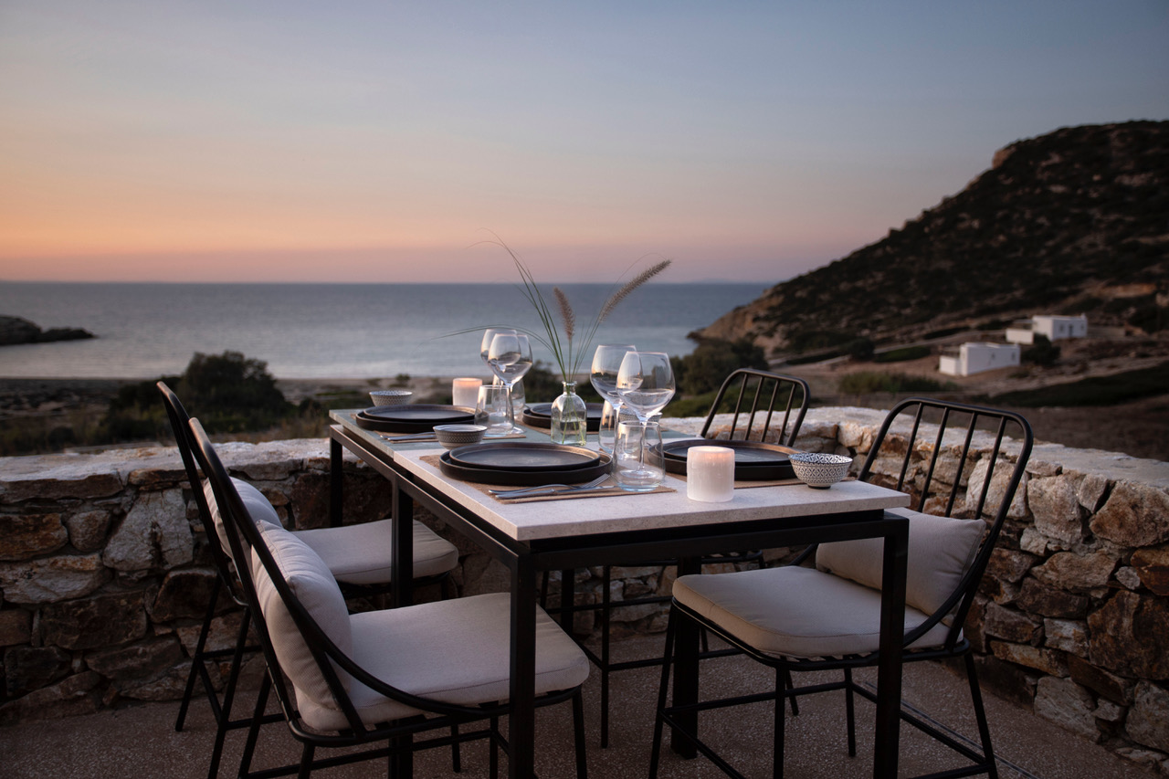 Select Green Hotels The Rooster Antiparos restaurant and sea views